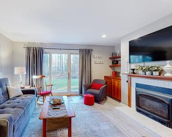 Charming condo near skiing and trails with gas fireplace, deck, and tennis court - Warren - Living room