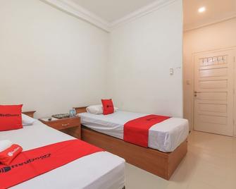 RedDoorz Syariah @ Panglima Nyak Makam Aceh - Banda Aceh - Bedroom