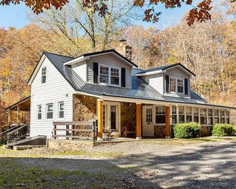 Cedar Lodge - Rustic Mountain Retreat with Fire Pit & Deck - Farmington - Edificio