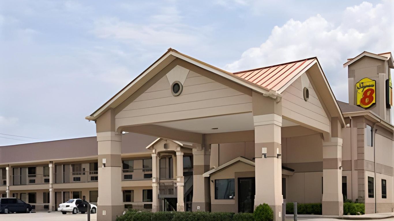 Super 8 by Wyndham Baytown / I-10