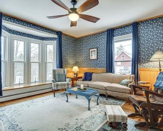 Charming Wilton Vacation Rental w/ Fire Pit - Wilton - Sala de estar