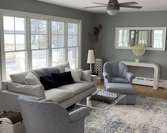 Picturesque Views Of Gardiners Bay / Shelter Island With Heated Waterfront Pool - East Marion - Living room