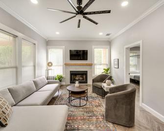 Pottboro Vacation Rental w/ Private Hot Tub! - Pottsboro - Sala de estar
