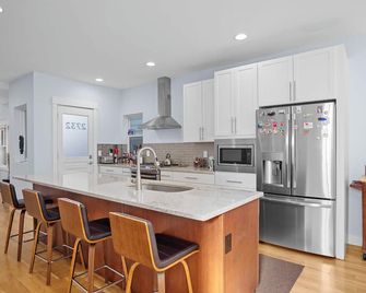Modern 3BR House in RiNo Art District - Denver - Kitchen