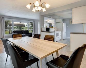 Lakeside Living Bbq Fun Boat Deck Playground - Lakefield - Dining room