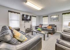 Quaint Condo in Wells with Community Indoor Pool! - Wells - Living room