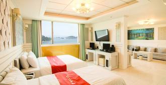 Yeosu Beach Hotel - Yeosu - Bedroom