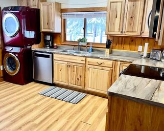 Cozy 3-bedroom cabin in welcoming Moose Pass, Alaska. - Moose Pass - Kitchen