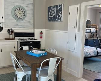 Ocean Wave, Salisbury Beach, Melo's Beach House Rentals - Salisbury - Dining room