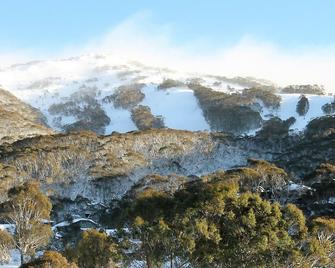 Chill-Out Cute Cosy Cabin - Summer + Winter - Thredbo - Building