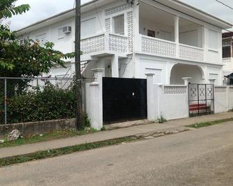 Right In The Midst Of All The Action In Old Pg By The Sea - פונטה גורדה - בניין