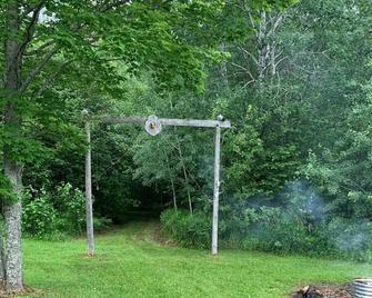 Larks Lake Lodge:Where Lake Life Meets Lawn Games & Lazy Days - Pellston - Outdoors view