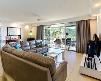 Poinciana 101 Hamilton Island Centrally Located 3 Bedroom, Plus Buggy!! - Hamilton Island - Living room