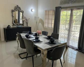 Tropical Paradise Retreat in St Ann's - Priory - Dining room