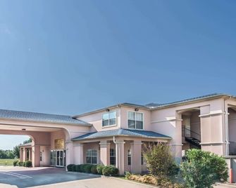 Quality Inn & Suites Greenville - Greenville - Edificio