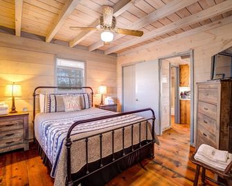 Sunset Overlook - Pet Friendly Family Cabin with Gorgeous Sunset Views - Helen - Bedroom