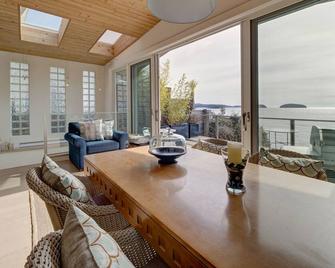 Lower Gibsons Beachfront Ocean 3 Br Home,- Hot tub, Fire Bowl Walk to Town - Gibsons - Essbereich