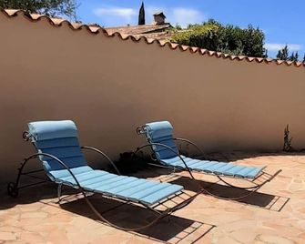 Independent bedroom in character house 1 km from the village of Aups - Aups - Patio