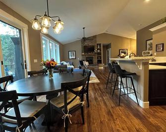 5 Bedroom Home on 1 Treed Acre 4 Miles from Air Force Academy - Black Forest - Dining room