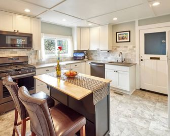 Historic Silverton Home 5 BR, 6 Bath. Ask about 6th & 7th bedroom add-ons. - Silverton - Kitchen