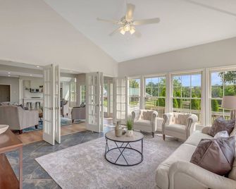 Gruner Bungalow at Otium Cellars - Purcellville - Cocina