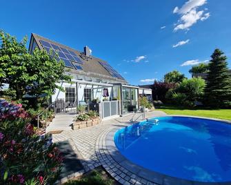 idyllic holiday apartment with pool, whirlpool and sauna near Leipzig - Eilenburg - Piscina