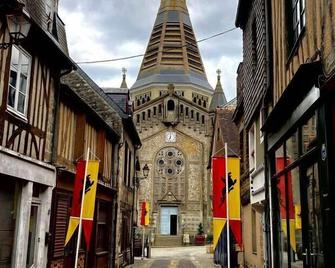 Renovated bakehouse Normandy with spacious garden - Ceaucé