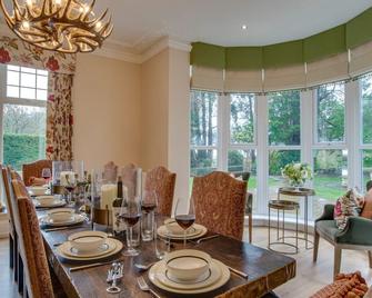 The Pines - Five Bedroom House, Sleeps 9 - 斯旺西 - 餐廳