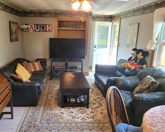 Serene 3-bedroom cottage with AC in charming West Suffield - Suffield - Sala de estar