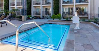 โรงแรมเบสท์เวสเทิร์นพลัส รอยัลโอ๊ค - ซาน หลุยส์ โอปิสโป - สระว่ายน้ำ