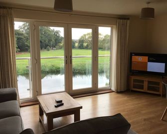 Riverside Penthouse | 2br & 2 Bath | 2 Parking - St. Neots - Living room