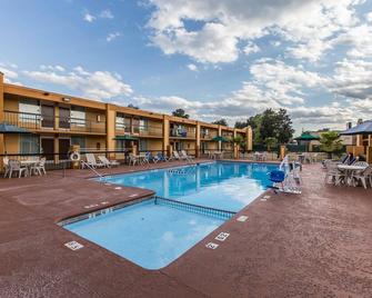 Quality Inn Midtown - Savannah - Pool