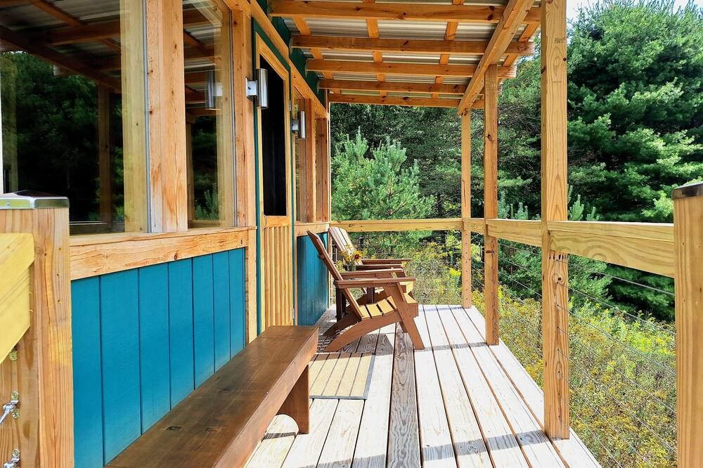 'Cozy, Peaceful Tiny House with Mountain Views, Short Walk from Parking'