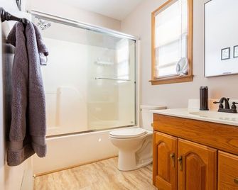 Ridgetop views near Asheville w/Private Hot Tub - Burnsville - Bathroom