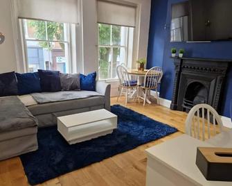 City Centre Duplex Sleeps 4 #H9 - Hull - Living room