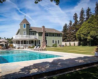 Post-Victorian with Private Pool & Sprawling Grounds, Near Wedding Venues. - Fillmore - Piscina