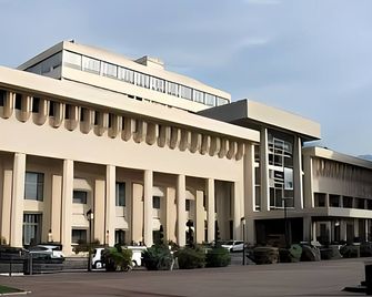 أوثينتيك باي بالادينس، لو كاري داي - إيه-ليه-بان - مبنى