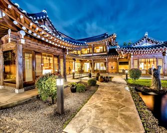 Jeju Hanok Hotel Hallagung - Seogwipo - Edificio
