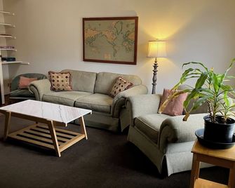 Cozy Apartment Blocks from Downtown Eugene - Eugene - Living room