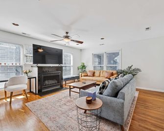 Old Town 3bd 3ba Coach House, Garage Parking Incl by AllSet Turnover - Chicago - Salon