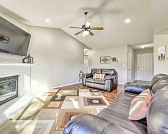 Fayetteville Home with Hot Tub about 3 Mi to U of A! - Fayetteville - Sala de estar