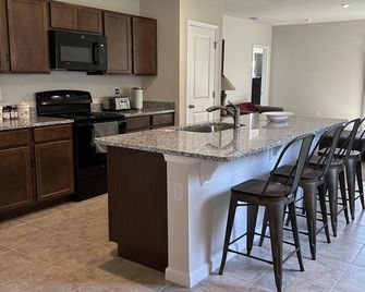 Home with park backyard - Zephyrhills - Küche