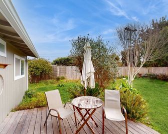 Cozy Home w/ Large Yard, Free WiFi, & Private Hot Tub - Close To Bluffs & Trail - McKinleyville - Patio