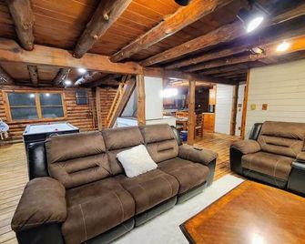 Authentic Log Cabin in the Pocono Mountains - Beaver Meadows - Huiskamer