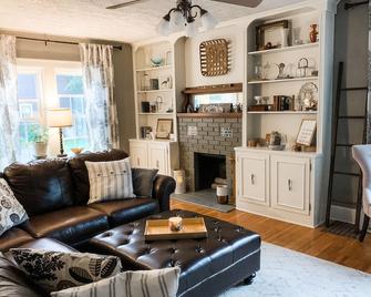 Stay A Line Drive Away From Cooperstown All Star Village! - Oneonta - Huiskamer