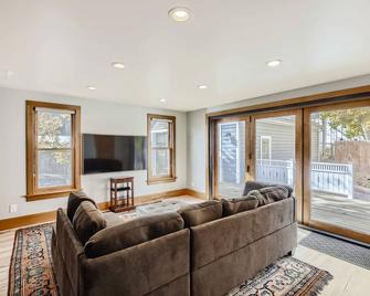 West End Pearl - 3 Bedroom / 3 Full Bathroom Home - Boulder - Living room