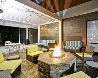 Home2 Suites by Hilton Oswego - Oswego - Binnenhof
