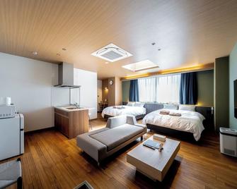 A room with a skylight An open space filled with natural light Conveniently located within a 5min / Hatsukaichi Hiroshima - Hatsukaichi - Schlafzimmer
