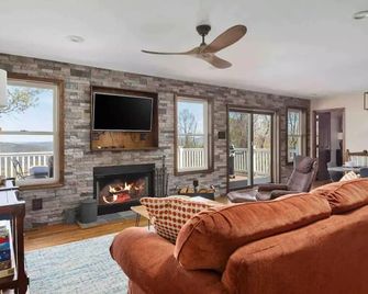 Stunning Views: Secluded 5 bedroom Mountain Home - Mathias - Sala de estar