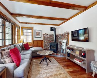 Cute cabin w/ spacious porch, walk to beach & dining, central to ski resorts - Carnelian Bay - Living room